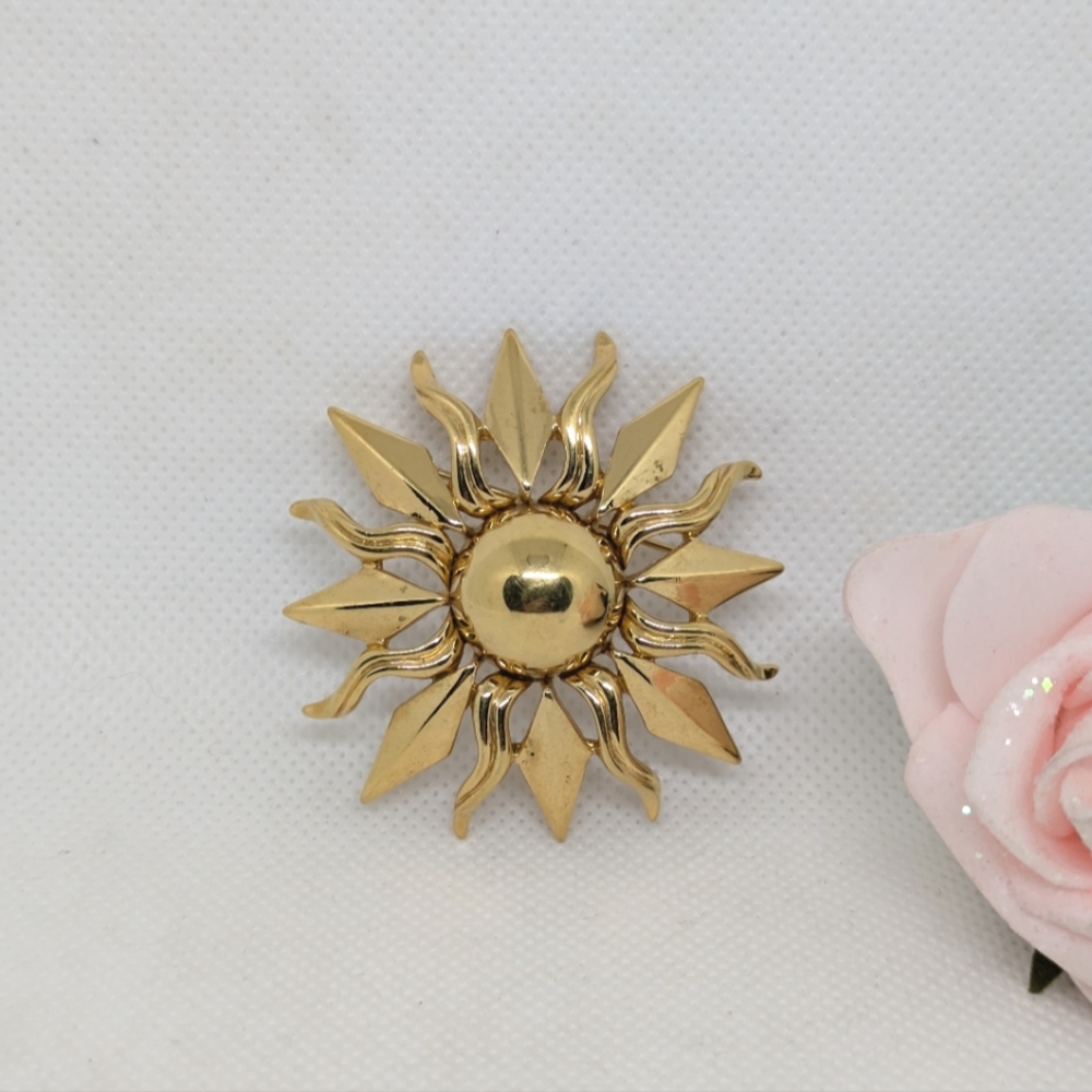 Vintage Monet Gold Tone Sunburst Brooch Sunflower Big Mid-century Pin Signed